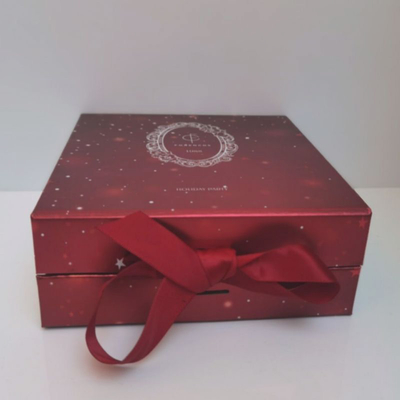 Caja ULTRAVIOLETA para el regalo que empaqueta con EVA Insert For Holiday Party, caja del papel de imprenta del FSC con la cinta